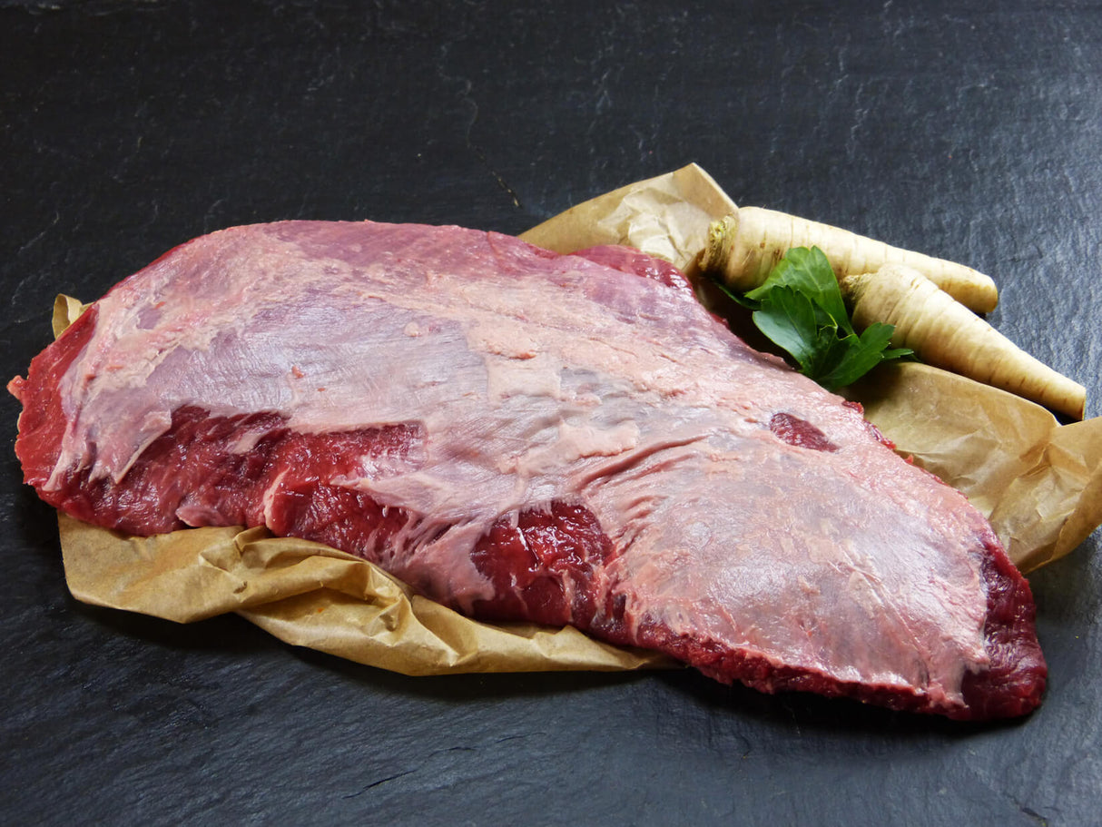 Rinder Tafelspitz mit glatter Petersilie und Rettich auf Schieferhintergrund