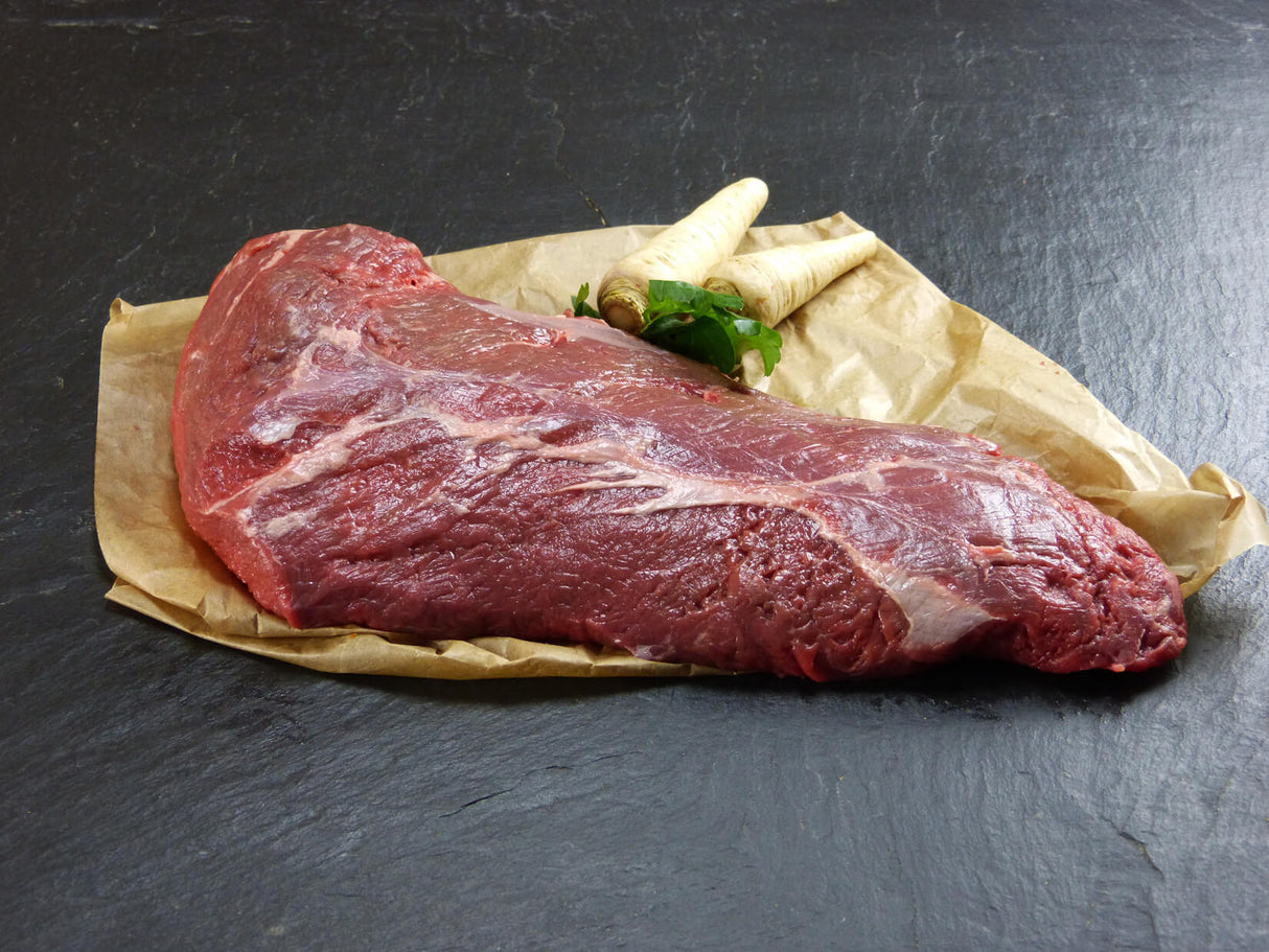 Rinder Tafelspitz mit glatter Petersilie und Rettich auf Schieferhintergrund