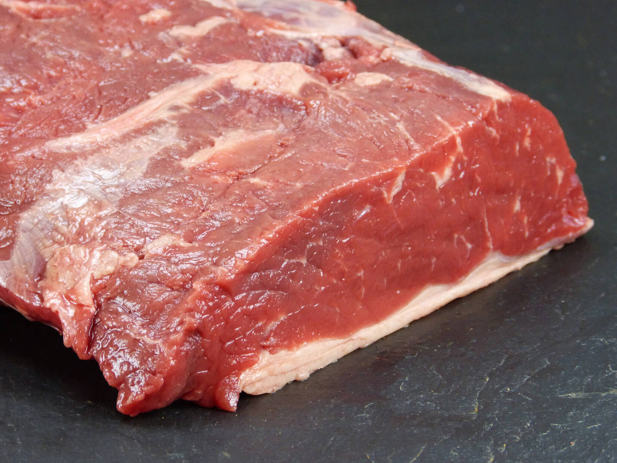 Argentinisches Roastbeef auf Schieferhintergrund mit Paprika angerichtet