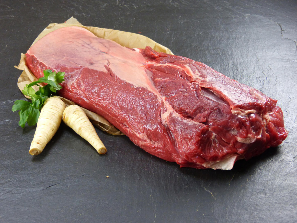 Mittelbug Rind mit glatter Petersilie und Rettich auf Schieferhintergund