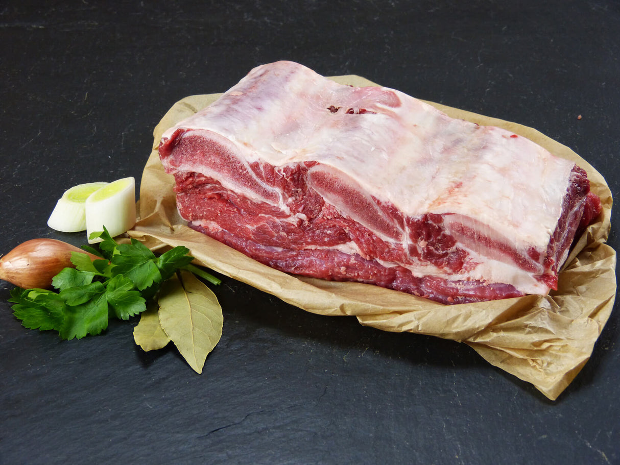 Rinderleiter mit Lauch, Lorbeer, Zwiebel und Petersilie auf Schieferhintergrund