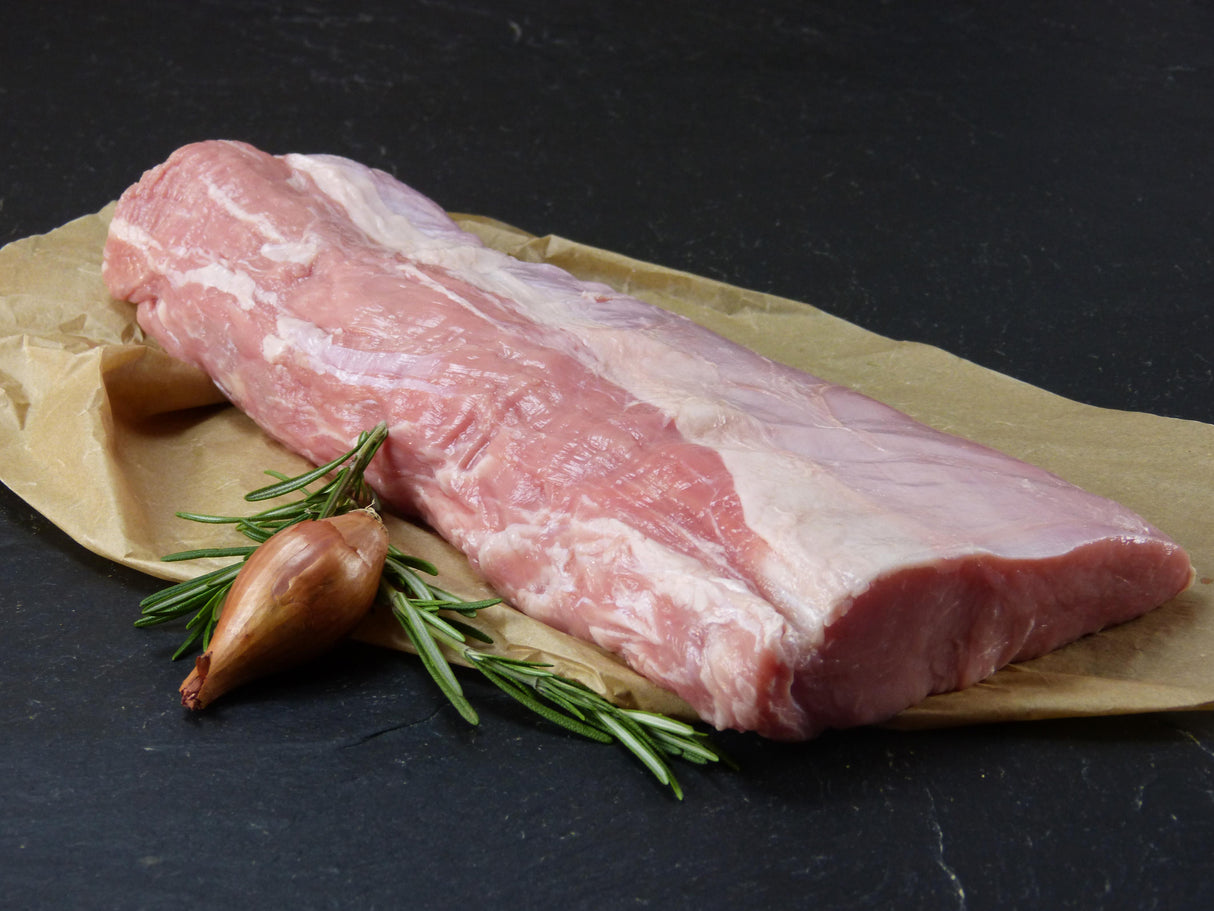 Kalb Lachse mit Rosmarin und Zwiebeln auf Schieferhintergrund