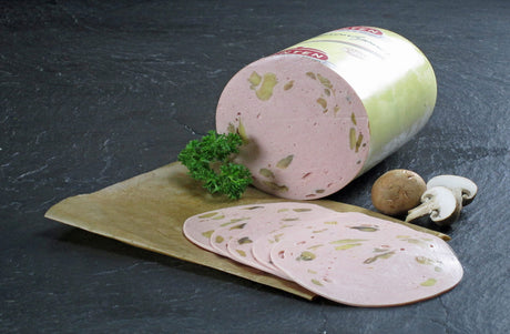 Champignon Lyoner vom EIFEL Schwein geschnitten mit Petersilie und Champignons auf Schieferhintergrund