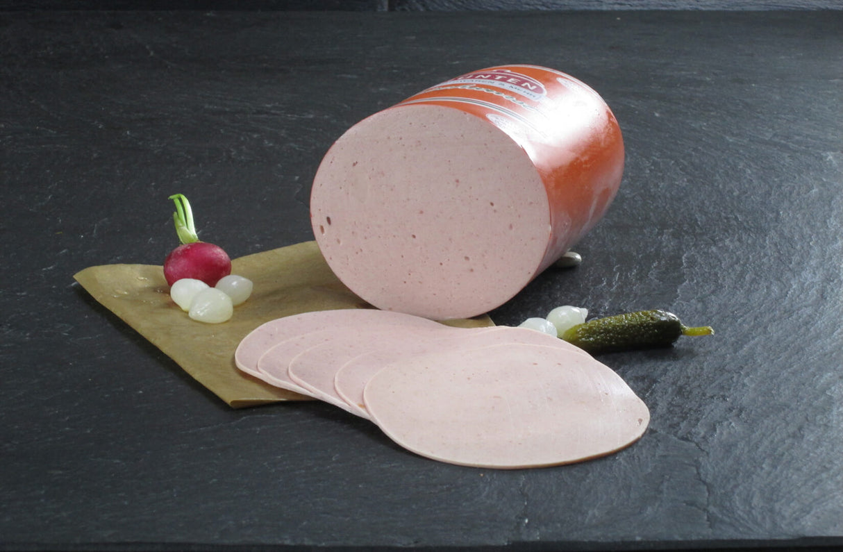 Fleischwurst mit Radieschen Silberzwiebeln und Gewürzgurken auf Schieferhintergrund