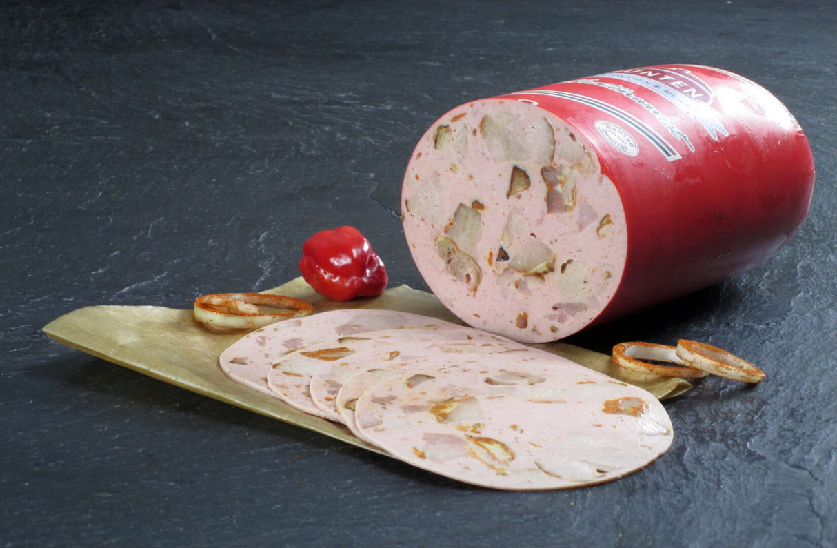 Spießbratenwurst vom EIFEL Schwein geschnitten mit einer Paprika und gerösteten Zwiebeln auf Schieferhintergrund