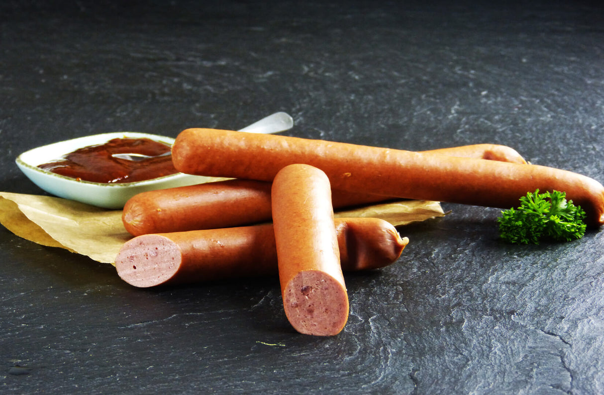 Rindswurst ESC mit Petersilie und einer Schüssel Ketchup auf Schieferhintergrund