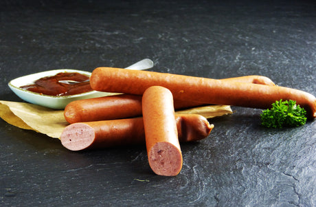 Rindswurst ESC mit Petersilie und einer Schüssel Ketchup auf Schieferhintergrund