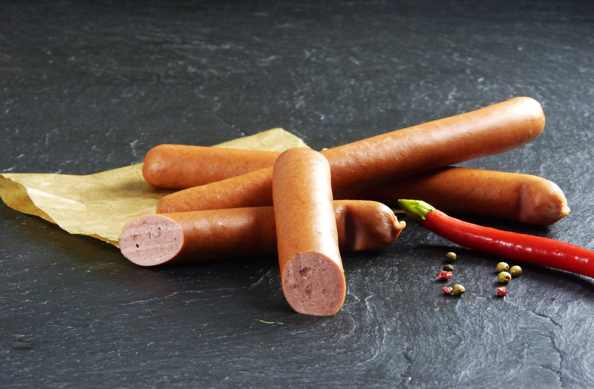 Feuer Rindswürstchen ESC mit Peperonie und Pfeffer auf Schieferhintergrund