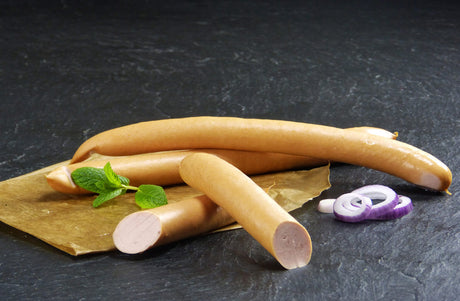 Wiener Würstchen vom EIFEL Schwein mit Minze und Zweiben auf Schieferhintergrund