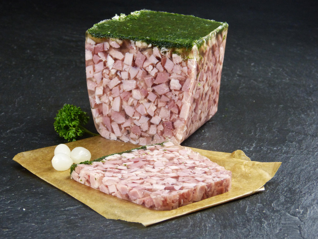 Delikatess Winzersülze Riegel mit Silberzwiebeln und Petersilie auf Schieferhintergrund