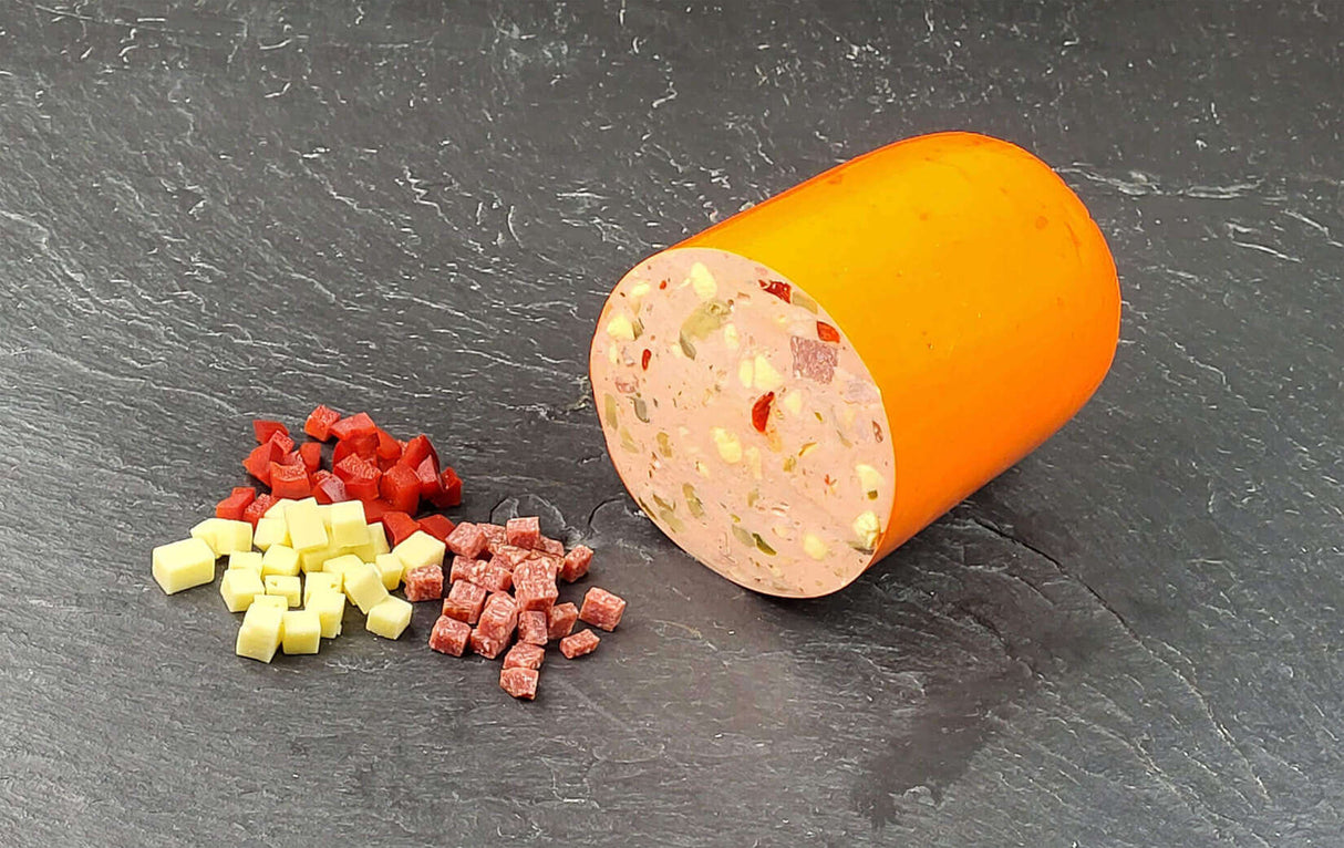 Pizza Lyoner vom EIFEL Schwein angerichtet mit Käse Paprika und Salamiwürfeln auf Schieferhintergrund