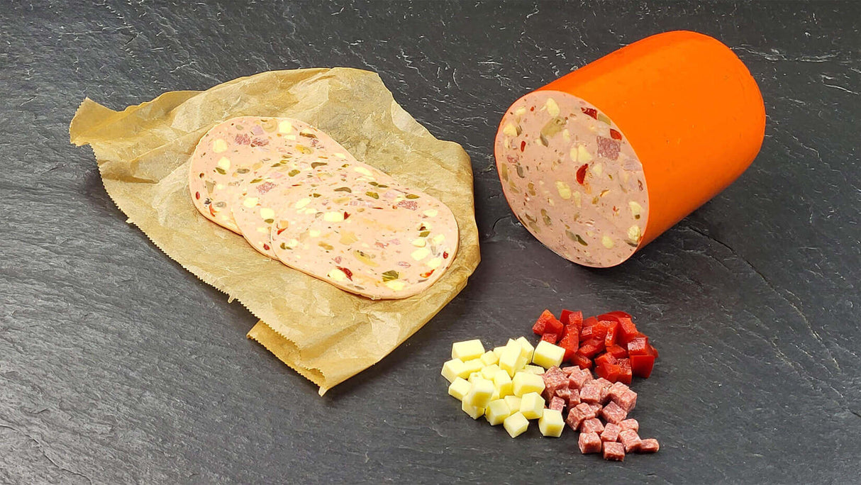 Pizza Lyoner vom EIFEL Schwein angeschnitten angerichtet mit Käse Paprika und Salamiwürfeln auf Schieferhintergrund