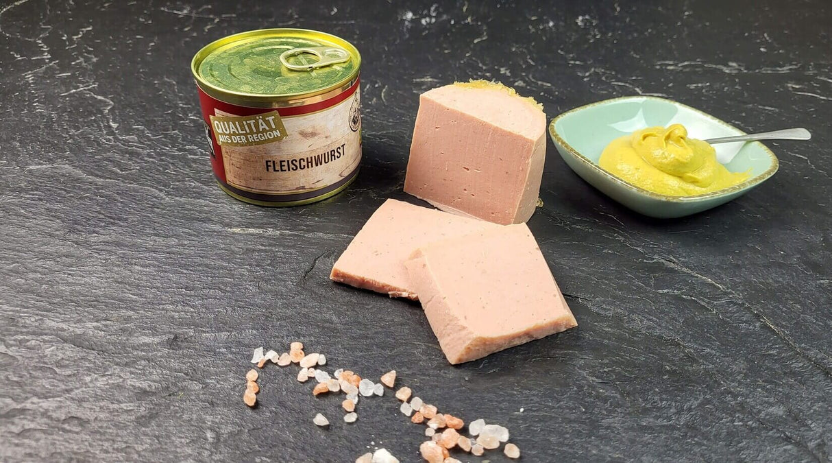 Fleischwurst vom EIFEL Schwein angerichtet mit Senf auf Schieferhintergrund