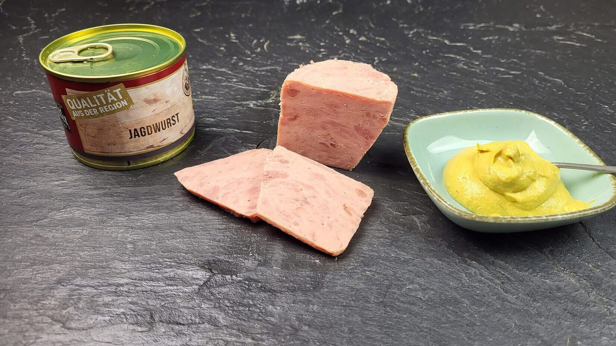 Jagdwurst vom EIFEL Schwein angerichtet mit Senf auf Schieferhintergrund