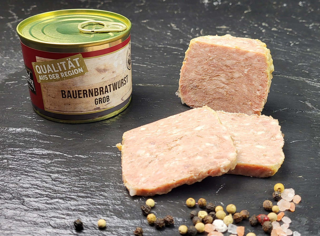 Schweinegulasch mit Petersilie und Tomaten aus Schieferhintergrund