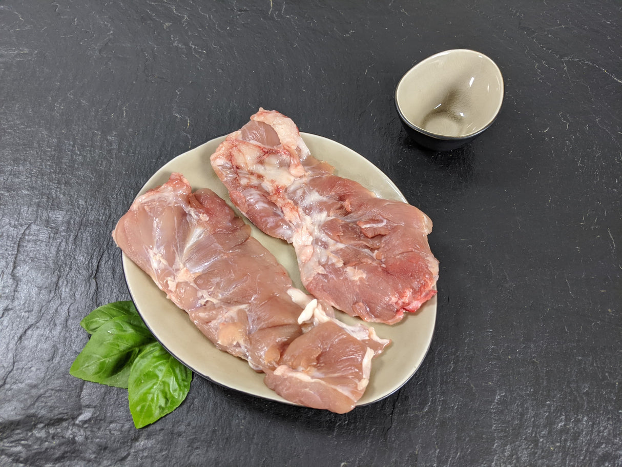 Spider Steak Kachelfleisch natur auf Teller angerichtet mit Kräutern auf Schieferhintergrund