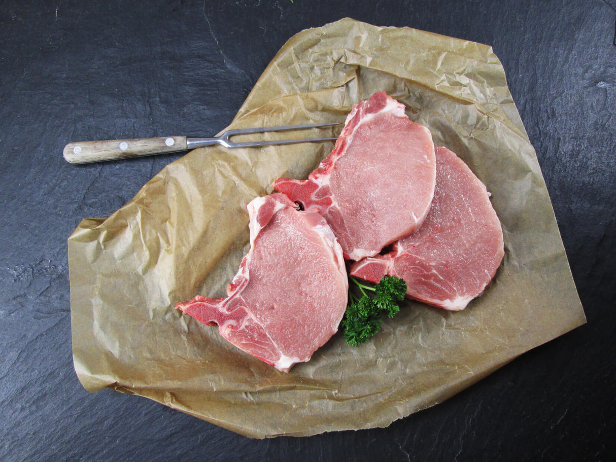 Stielkotelett mit Petersilie auf Schieferhintergrund