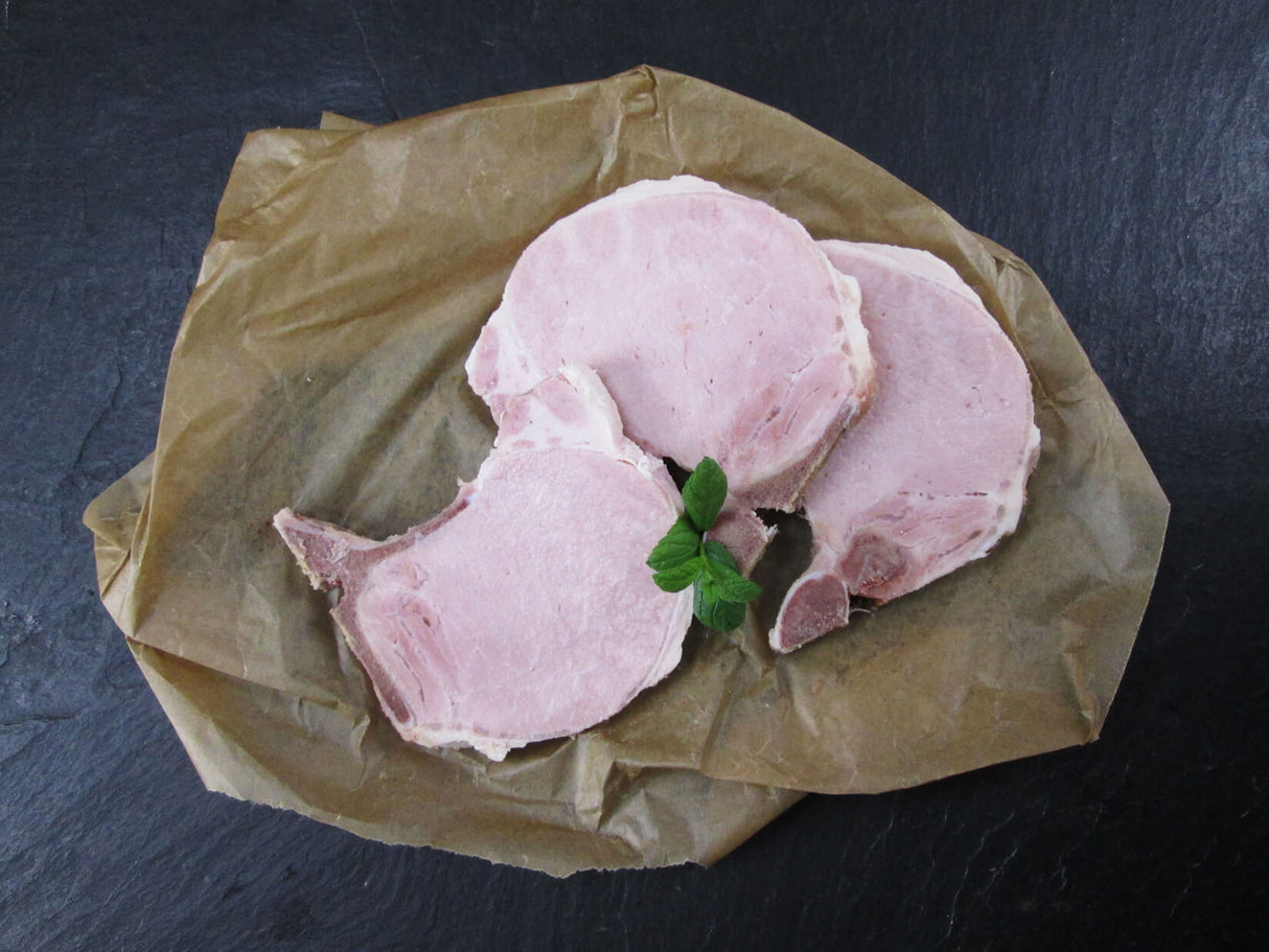 Kochrippchen mit Basilikum auf Schieferhintergrund