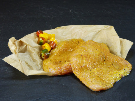 Putensteak Bombay Art mit Peperonischeiben auf Schieferhintergrund