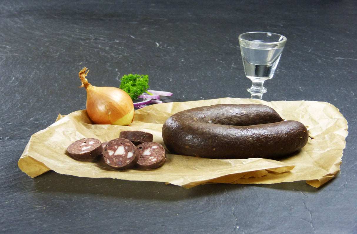 EIFEL Schwein Bauernblutwurst geräuchert mit Petersilie und Zwiebel auf Schieferhintergrund