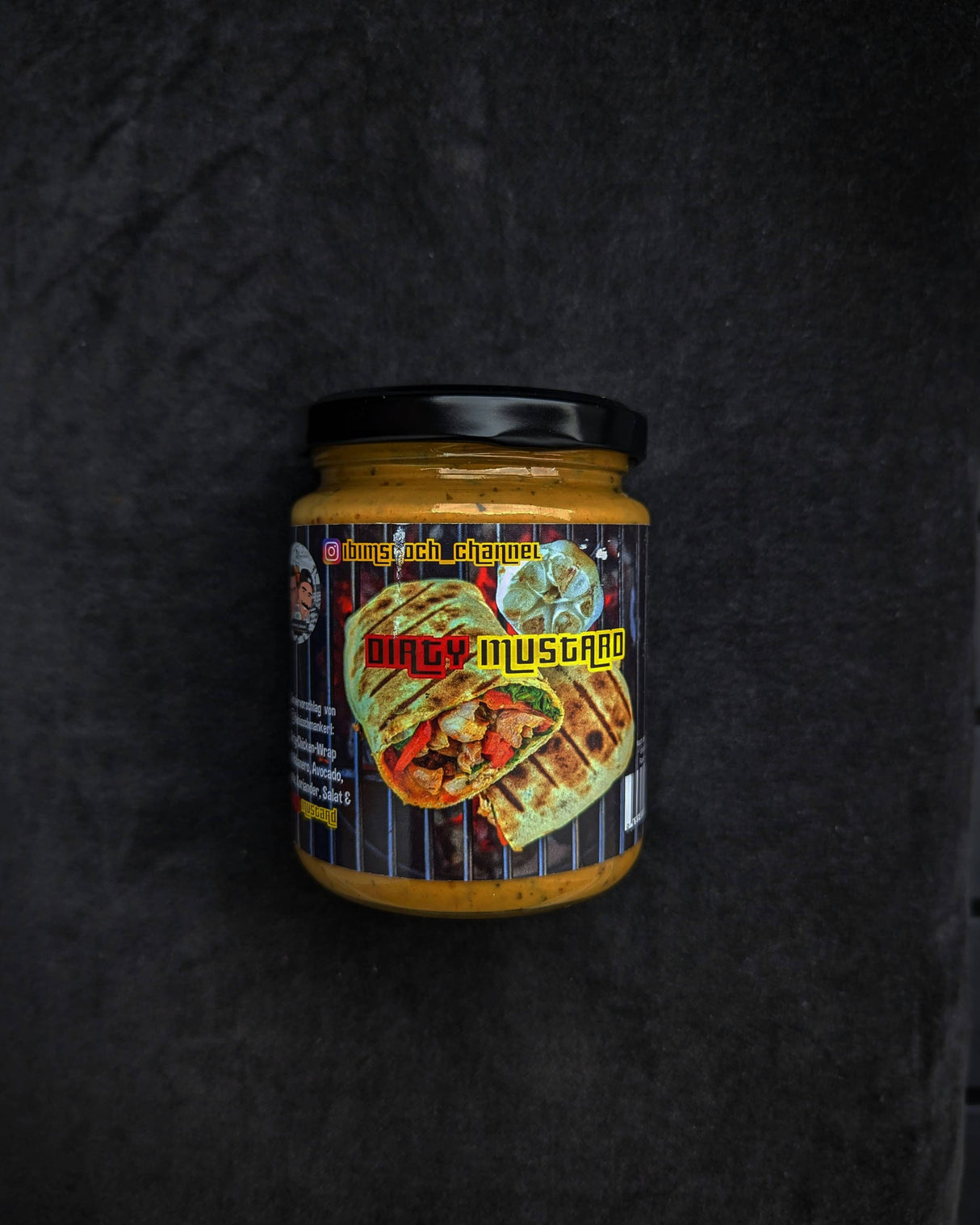 Dirty Mustard Sauce Glas auf Schieferhintergrund