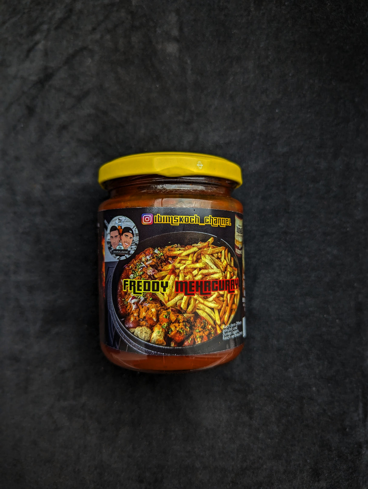 Freddy MehrCurry Sauce Glas auf Schieferhintergrund