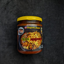 Freddy MehrCurry Sauce Glas auf Schieferhintergrund