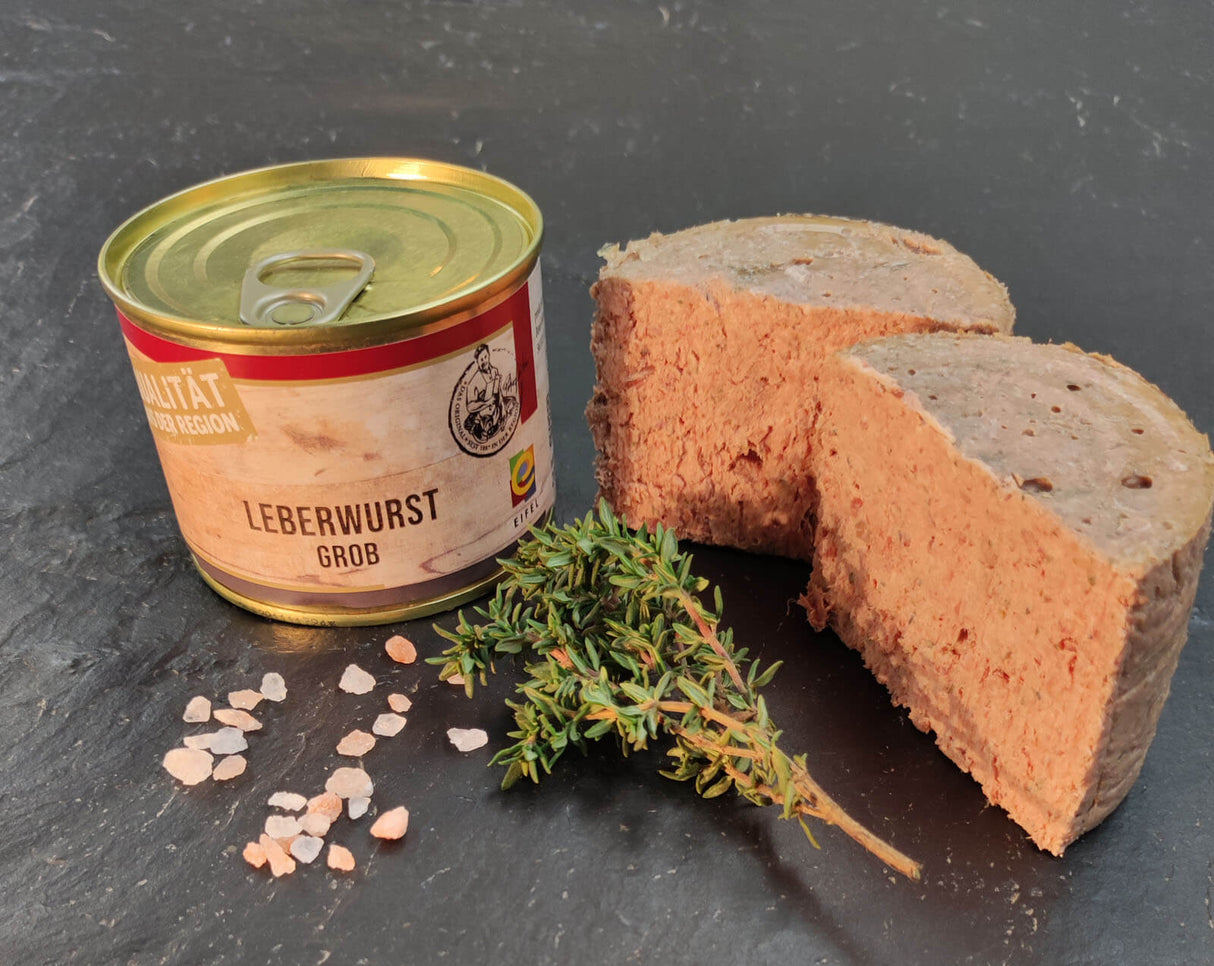 Grobe Leberwurst vom EIFEL Schwein angerichtet mit Rosmarin auf Schieferhintergrund