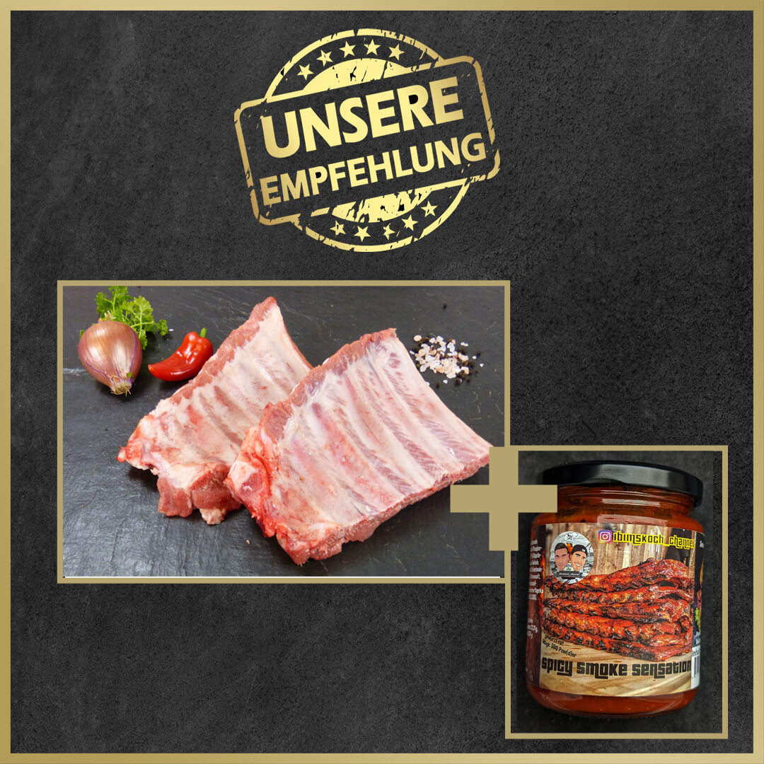 Spareribs angerichtet mit Zwiebel und Kräutern und Spicy Smoke Sensation Sauce im Glas Vorteilspaket