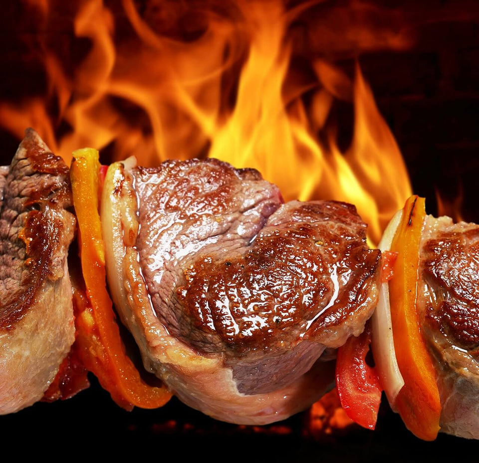 Steak wird über offener Flamme gegrillt