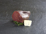 Rinder Rauchfleisch angerichtet mit Blauschimmelkäse und Petersilie auf Schieferhintergrund