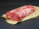 Argentinische Entrecôte am Stück angerichtet mit einer Gewürzmischung auf Backpapier mit Schieferhintergrund