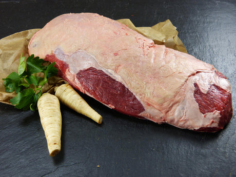 Mittelbug Rind am Stück angerichtet mit Meerrettich auf Backpapier mit Schieferhintergrund