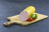 Leberwurst fein im Golddarm vom EIFEL Schwein angerichtet mit Petersilie und einer halbierten Tomate auf einem Holzschneidebrett mit Schieferhintergrund