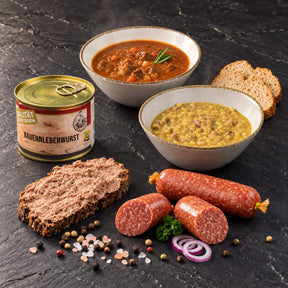 Gulaschsuppe, Erbsensuppe, Bauernleberwurst, Zwiebelmettwurst im Sparpket auf Schieferplatte