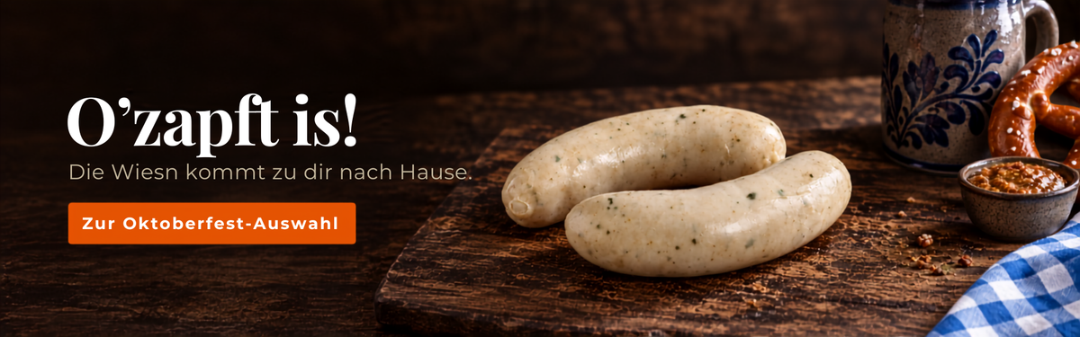 Oktoberfest Weißwurst auf Holzplatte mit Bier und Brezel zur Oktoberfest-Auswahl