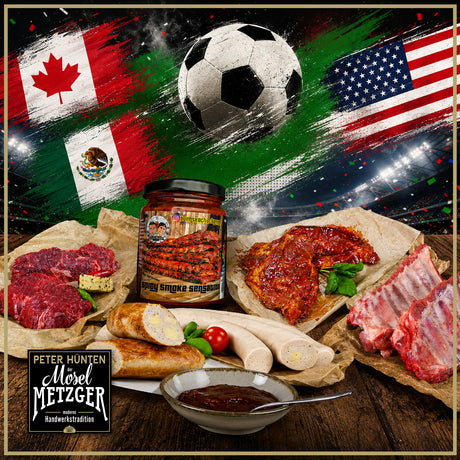 Grillpaket bestehend aus  Schweinenackensteak Barbecue, 3 Stück à 180 g, EIFEL Schwein
Bratwurst vom EIFEL Schwein, 3 Stück à 120 g
Käsebratwurst vom EIFEL Schwein, 3 Stück à 120 g 
Argentinisches Rumpsteak, 2 Stück à 200 g
Spareribs von der Brustspitze, 400 g
Spicy Smoke Sensation BBQ Sauce, serviert auf einer Holzplatte, dargestellt mit Flaggen der Gastgebernationen