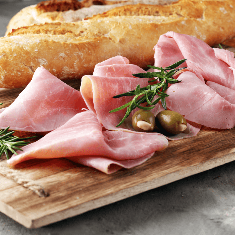 Schinken und Braten Aufschnitt vom Moselmetzger auf einem Holzbrett
