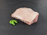 Schweine Hüfte auf Schieferhintergrund