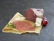 Rinder Rauchfleisch etwas  in Scheiben aufgeschnitten mit Blauschimmelkäse und Trauben auf Schieferhintergrund