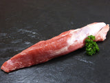 Schweinefilet ohne Kette mit Petersilie auf Schieferhintergrund