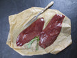 Schweine Leber in Scheiben mit Thymian und Rosmarin auf Schieferhintergrund