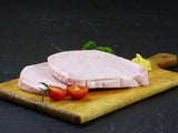 Gekochter Schweinelachs mit Tomate und Senf und Petersilie auf Schieferhintergrund