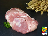 Kamm ohne Knochen vom EIFEL Schwein mit Petersilie und Ähren auf Schieferhintergrund