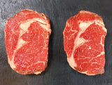 Argentinische Entrecôte Steaks 2 Stück auf Schieferhintergrund