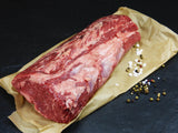 Argentinische Entrecôte Steaks am Stück mit Salz und Pfeffer auf Schieferhintergrund