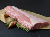 Kalb Lachse mit Rosmarin und Zwiebeln auf Schieferhintergrund