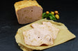 Zwiebelfleischkäse gebacken geschnitten vom EIFEL Schwein mit Petersilie und Zwiebeln auf Schieferhintergrund