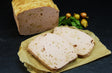 Zwiebelfleischkäse gebacken Riegel vom EIFEL Schwein mit Petersilie und Zwiebeln auf Schieferhintergrund