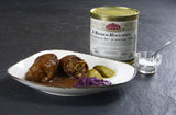 Rinderrouladen Hausfrauen Art auf Teller mit Rotkraut und Essiggurke mit Dose im Hintergund auf Schieferplatte
